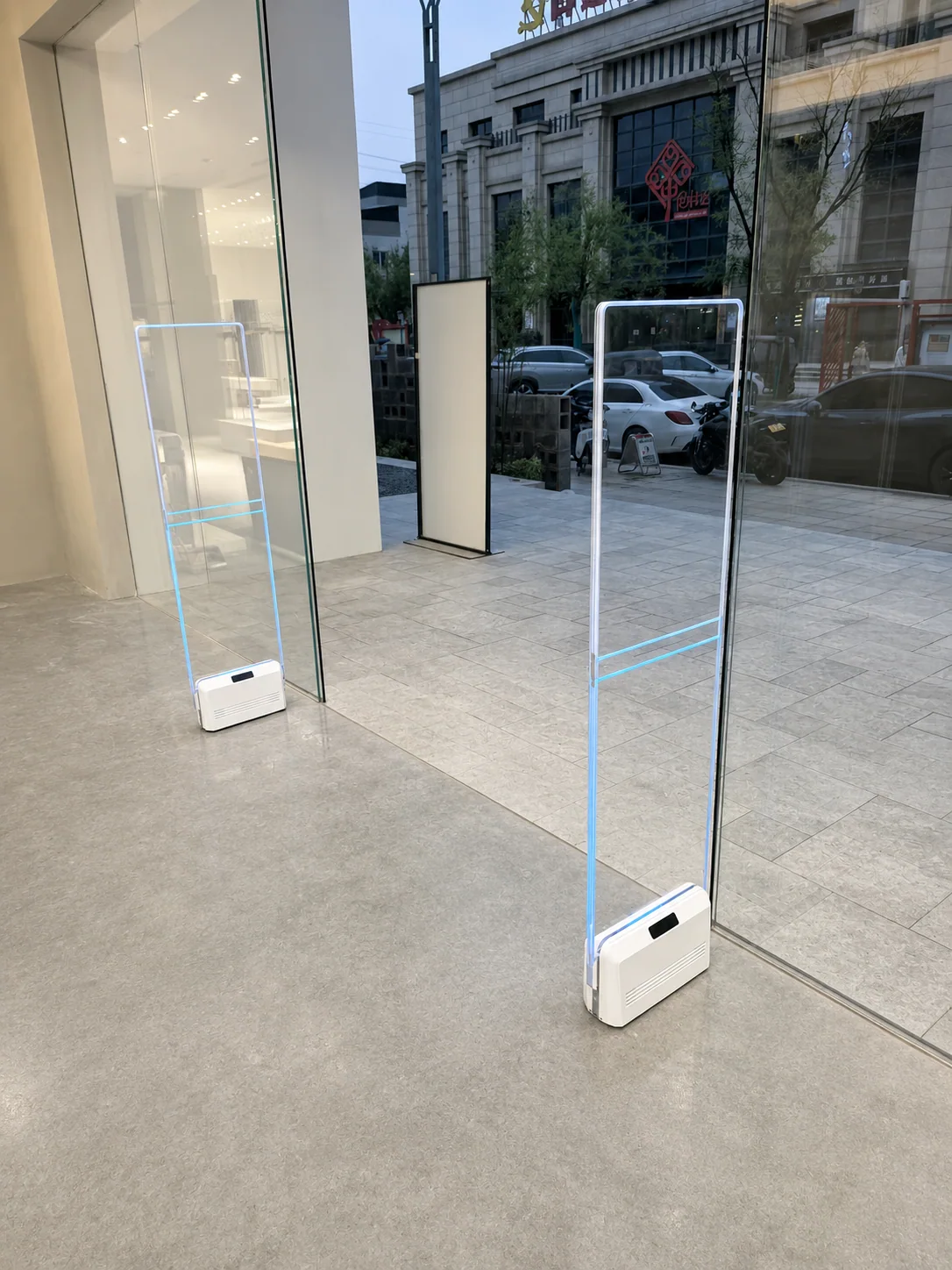 精品服装店玻璃门内侧安装一组透明发光58KHz声磁防盗门